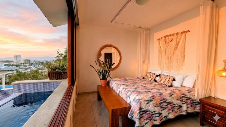Lit King Size confortable avec une vue imprenable sur l'océan et une piscine privée