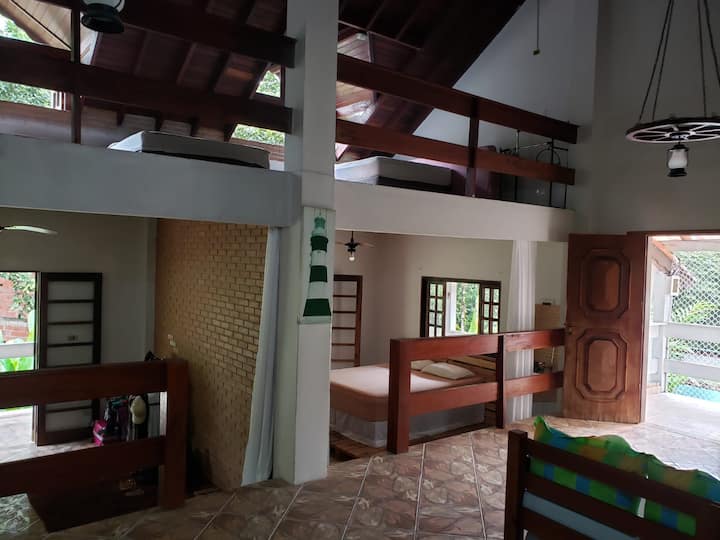 נוף מחדר הטלוויזיה (קומה שנייה) לחדר השינה 3 (קומת ביניים).