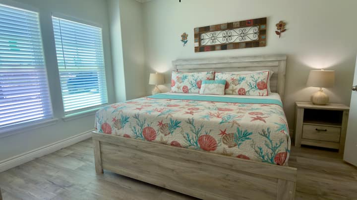 3 Master Bedrooms, Walk To Beach, Pool - Corpus Christi, TX
