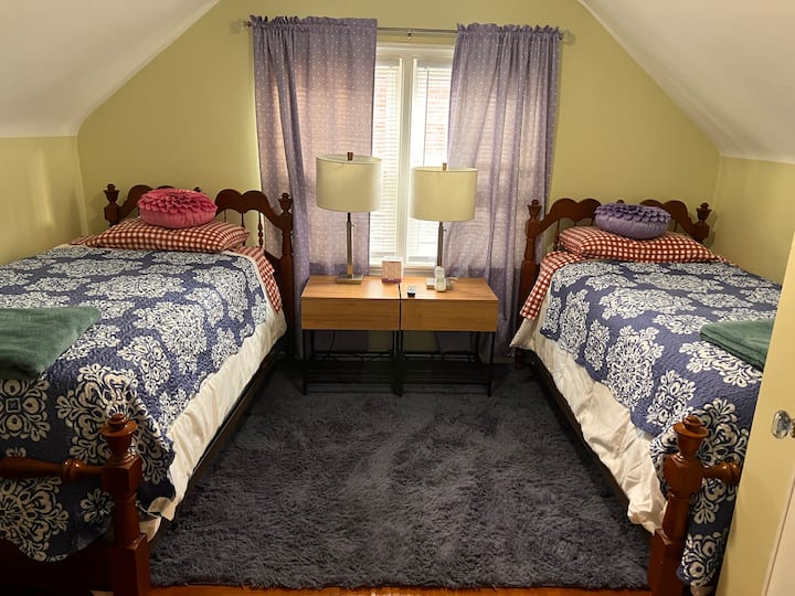 Ghorofa ya Pili:

Vitanda Viwili Mbili vyenye Televisheni , Nguo Ndogo na Kitengo cha Kugawanya Kidogo cha Samsung kwa ajili ya Kupasha joto na Kupooza.