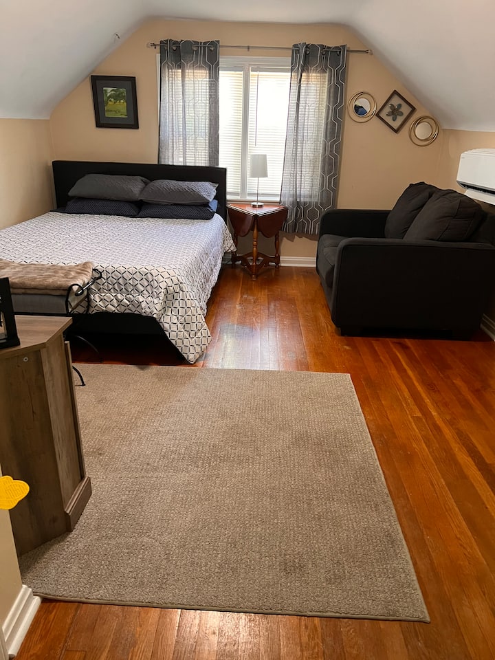 Ghorofa ya Pili:

Chumba cha kulala chenye nafasi kubwa chenye Televisheni, Kitanda cha Sofa kwa ajili ya Kupumzika na Kulala, Kabati Kubwa lenye Nguo Ndogo na Kitengo cha Kugawanya Kidogo cha Samsung kwa ajili ya Kupasha joto au Kupooza.  Karibu na Bafu la Ghorofa ya Pili.  Fort Welly ni mapumziko ya watoto!