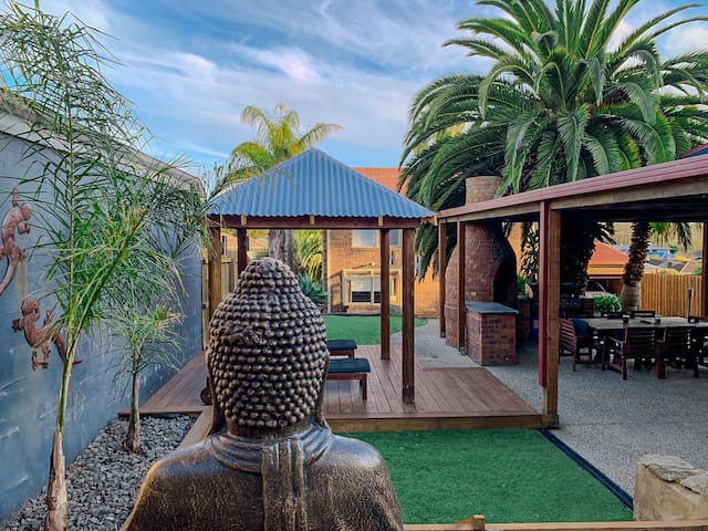 Dual Residency Tropical Resort Style House & Unit