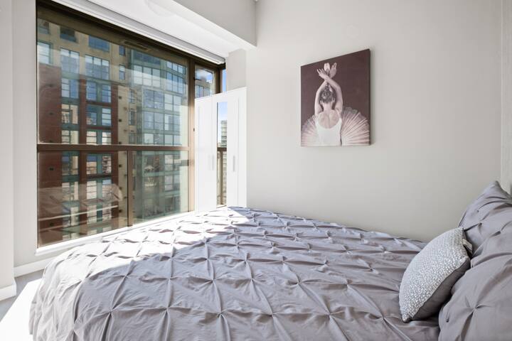 BEAUTIFUL CONDO HEART OF DOWNTOWN +free parking gallery image 4