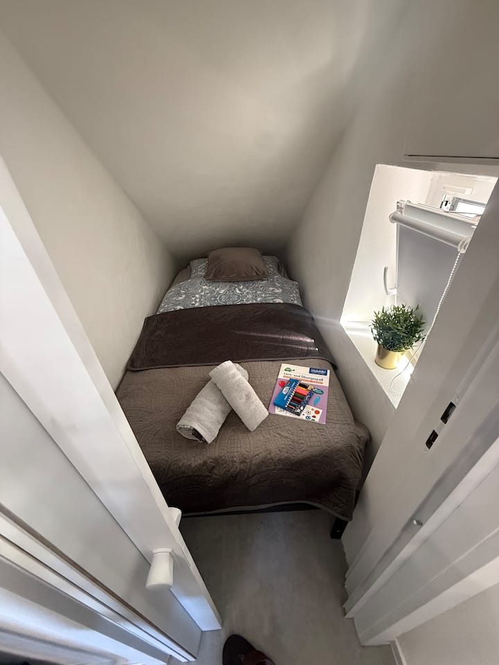 Samostatná malá izba pre 3., 4. alebo 5. osobu.

Pri rezervácii uveďte, koľko lôžok si želáte. 