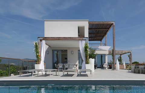 Architecturally designed - Modern Holiday Villa