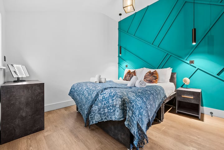 Насладете се на спокоен сън в спалнята в Blue Puffin Stays Short Lets & Serviced Accommodation, оборудвана с висококачествени легла и спално бельо, идеални след ден, прекаран в разходки.