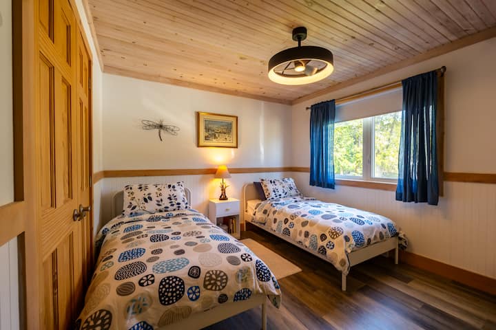 3rd Bedroom with 2 Twin Beds
