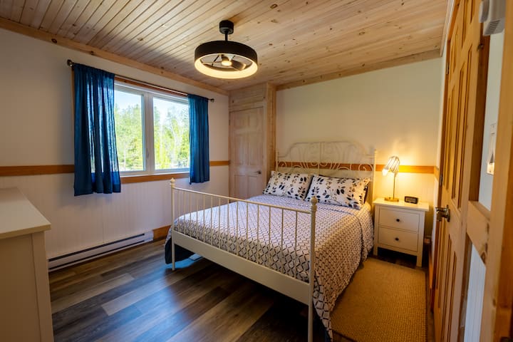 2nd Bedroom with Queen Bed