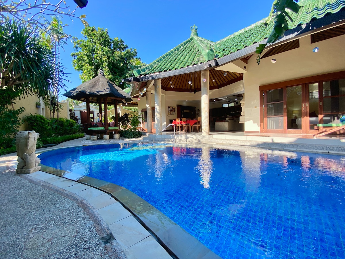 Villa in Kecamatan Denpasar Selatan · ★4.86 · 3 bedrooms · 3 beds · 3.5 private baths, сопоставимый объект Airbnb