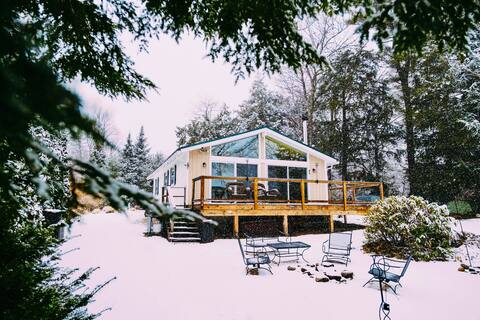 Scenic Lake and Ski Chalet: Hot Tub & Dreamy Views