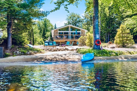 Dreamy Lakefront: Hot Tub, Kayaks, & Kid-friendly
