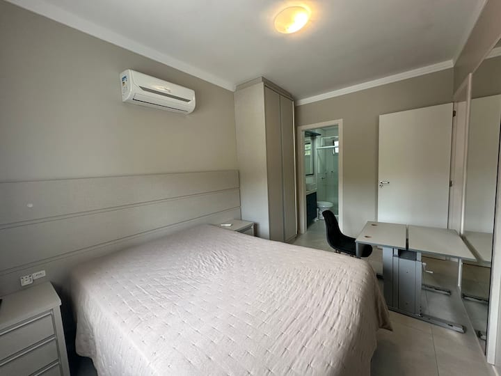 Разполага с гардероб с големи чекмеджета и закачалки за подреждане на дрехите ви. Разполага с бюро и стол , идеални за тези, които пътуват с лаптоп за работа в домашния офис. 