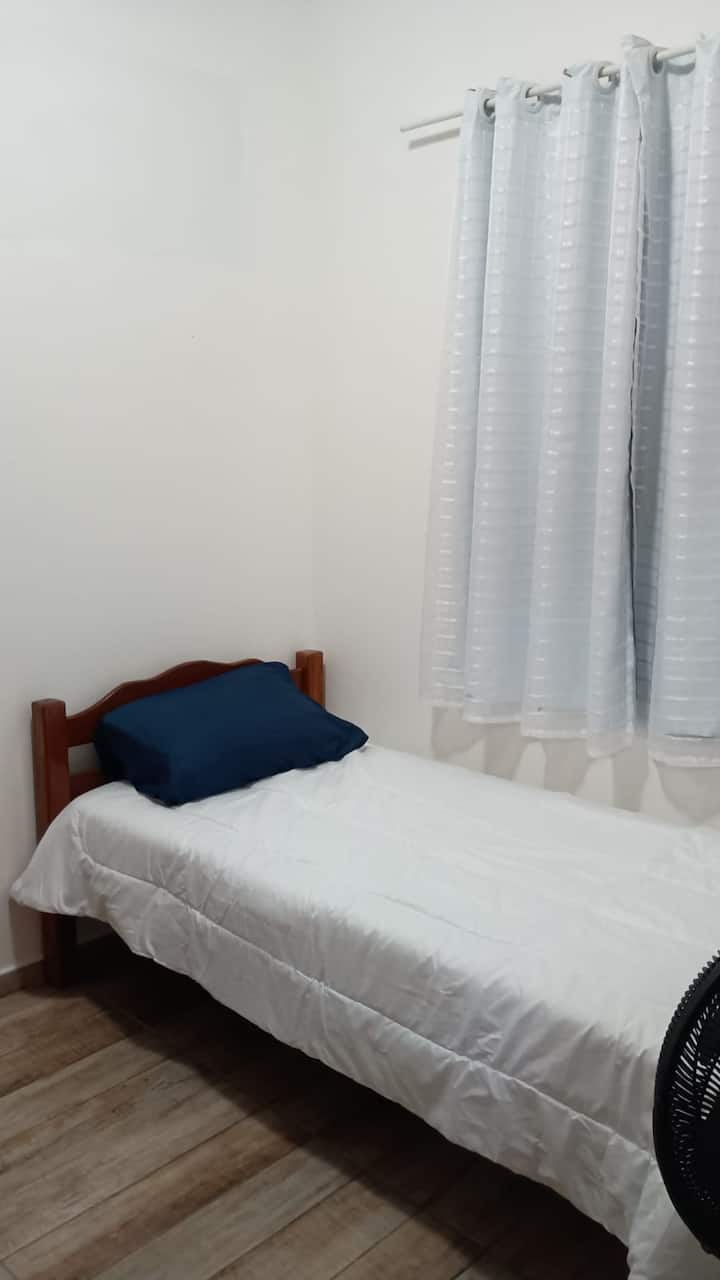 Spálňa 3 s jednolôžkom a šatníkom.
Má podlahový ventilátor.