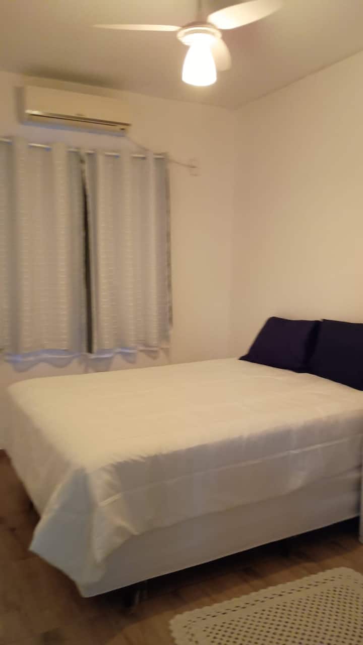 Spálňa 2 s manželskou posteľou veľkosti Queen a klimatizáciou