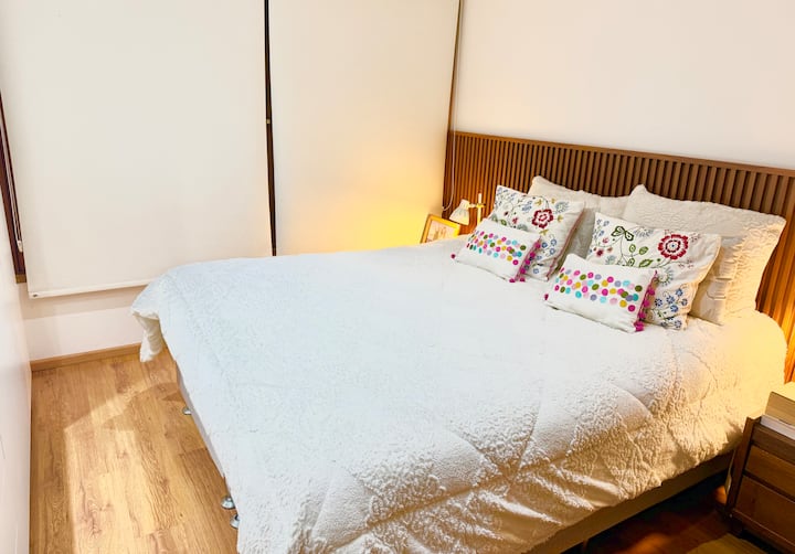 Dhomë gjumi kryesore. Krevat dopio "Queen", me dollap të integruar dhe banjë private. 