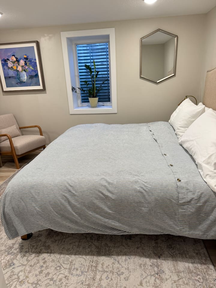 Posteľná bielizeň sa mení každú sezónu a zahŕňa európske perové prikrývky pre každú posteľ.