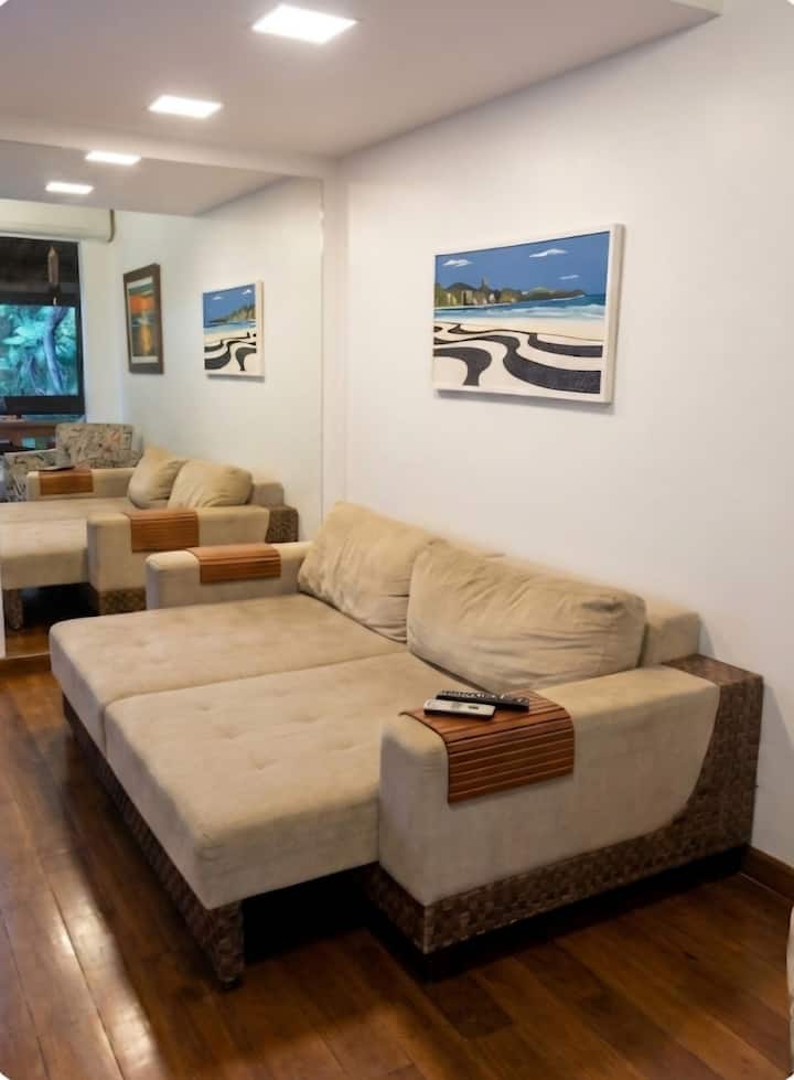Sofá confortável na sala de estar. / ספה נוחה בסלון.
