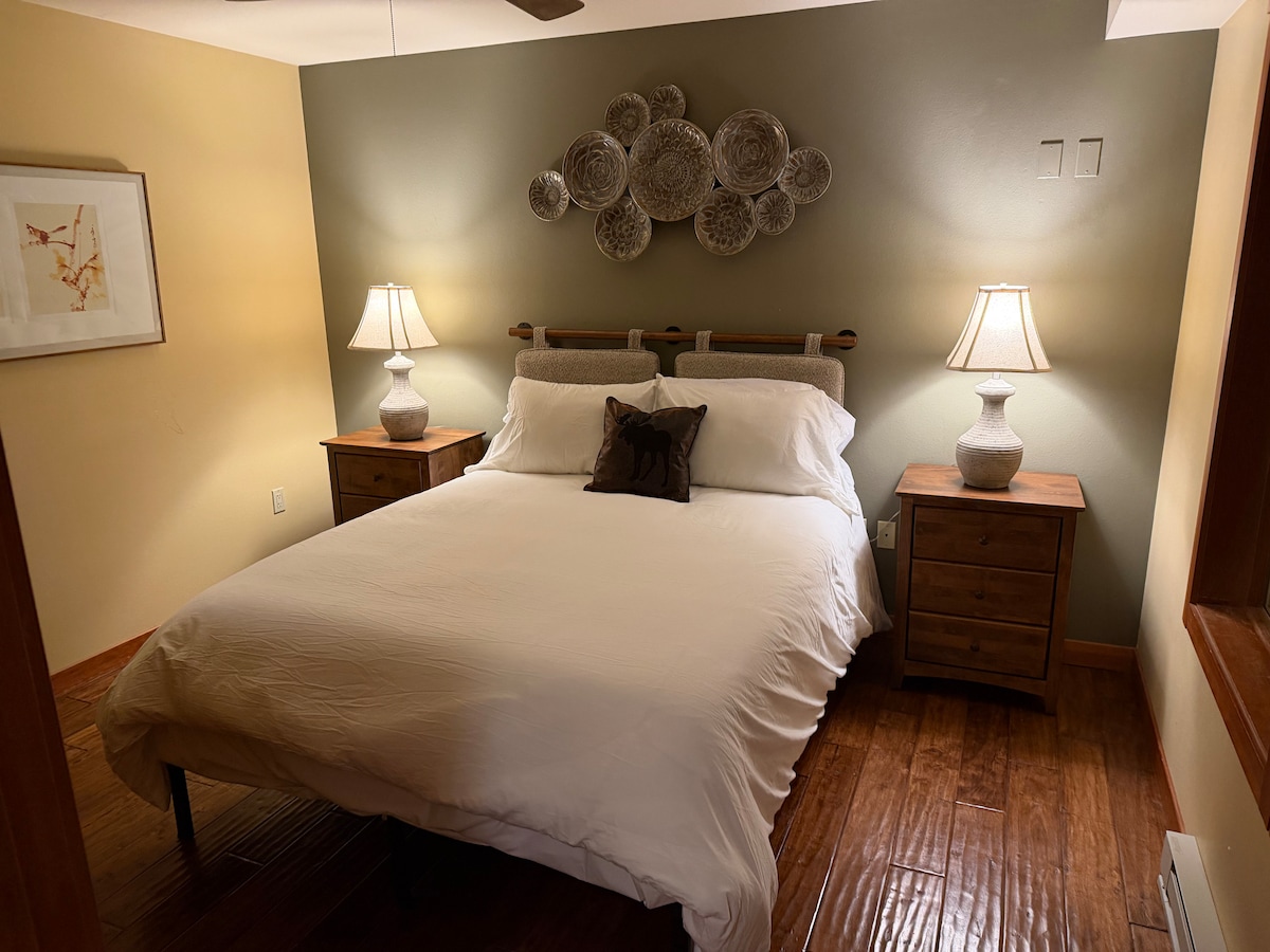 Krevat i ri dopio "queen", dritare me pamje nga jashtë, dritare, dollap me derë që mbyllet dhe televizor i ri 4K