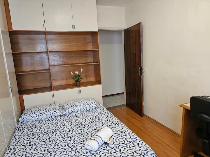  多功能空间：
工作和休息。
Ambiente的面积
非常适合有需要的人
舒适地工作
宁静，加上
双人床，非常适合
在忙碌一天后放松身心。
