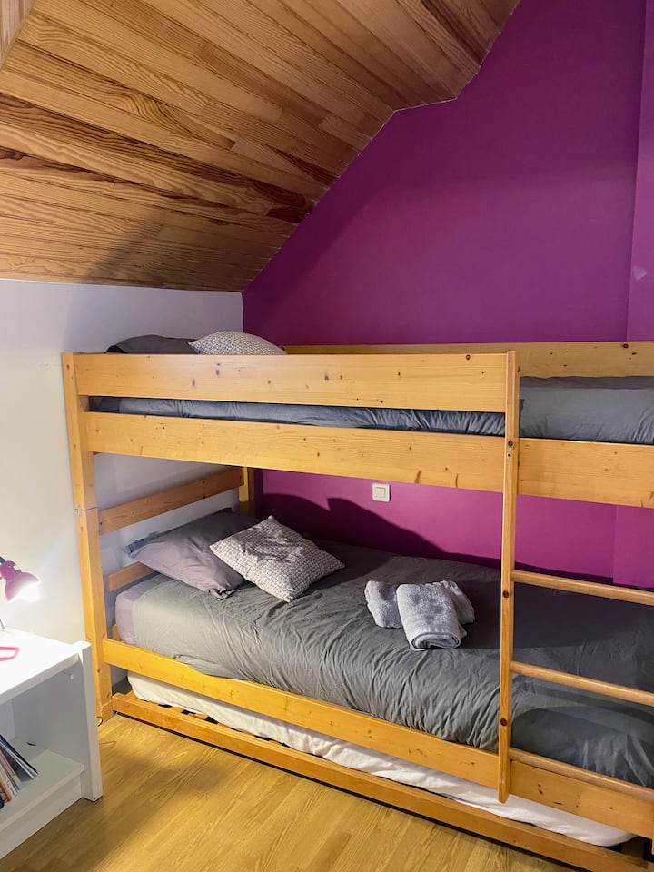 Tretia spálňa s poschodovými posteľami
Televízia,
DVD
detské knihy
Je možné pridať tretiu posteľ s dĺžkou 90 cm.