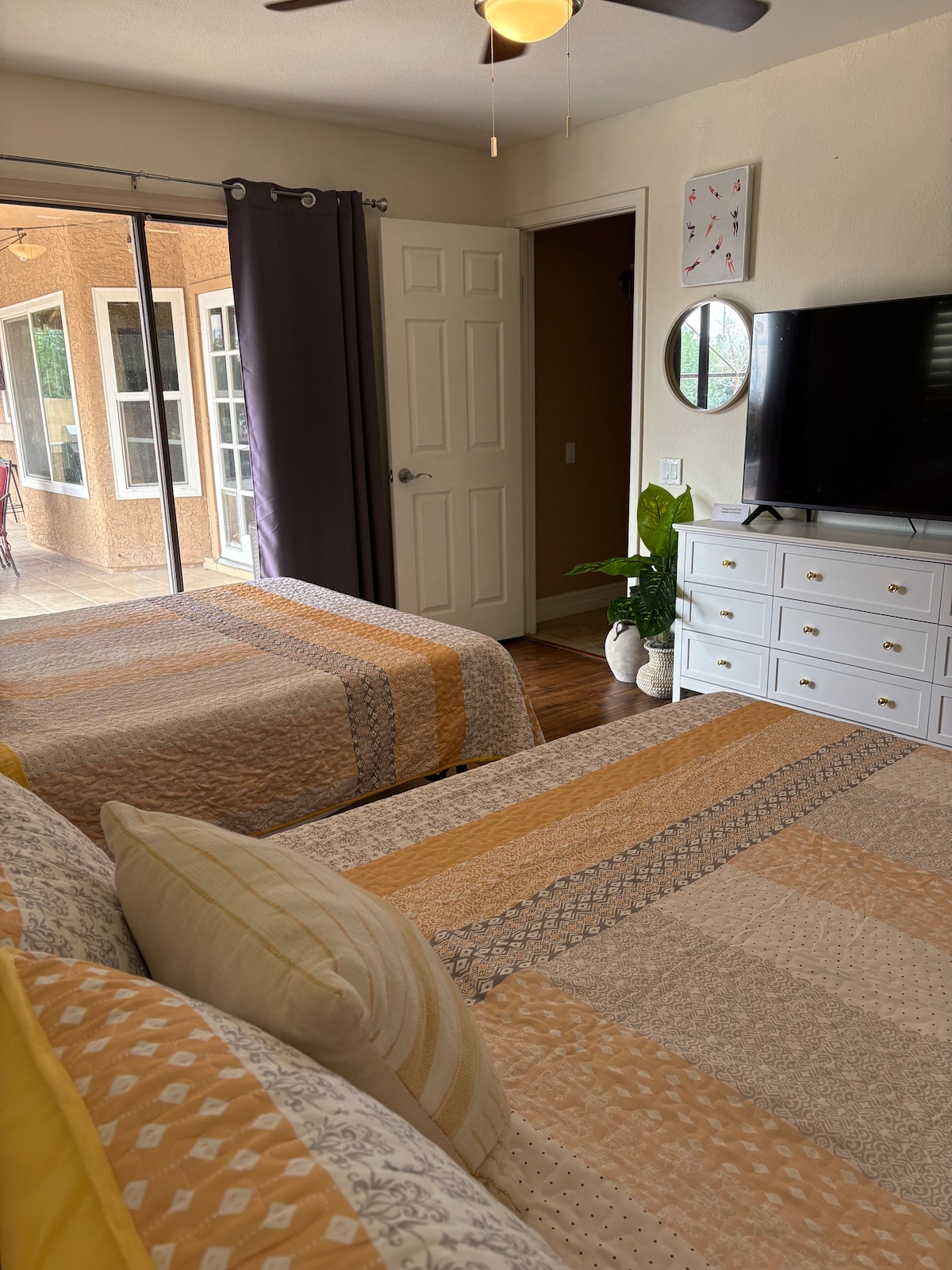 Dormitorio con 2 camas dobles con colchones de espuma viscoelástica.  La habitación tiene un armario y un vestidor para guardar ropa y un televisor de 55 pulgadas con cuenta de YouTube TV junto con capacidades de transmisión para tus cuentas.