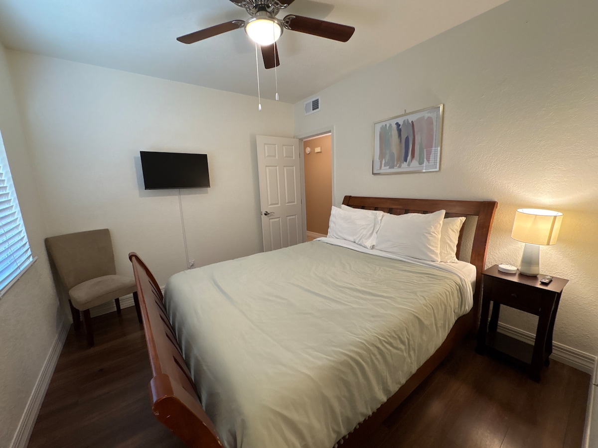 Dormitorio con cómoda cama tamaño queen con colchón de espuma viscoelástica.  La habitación tiene un vestidor para guardar ropa y un televisor de 32 pulgadas con cuenta de YouTube TV junto con capacidades de transmisión para tus cuentas.