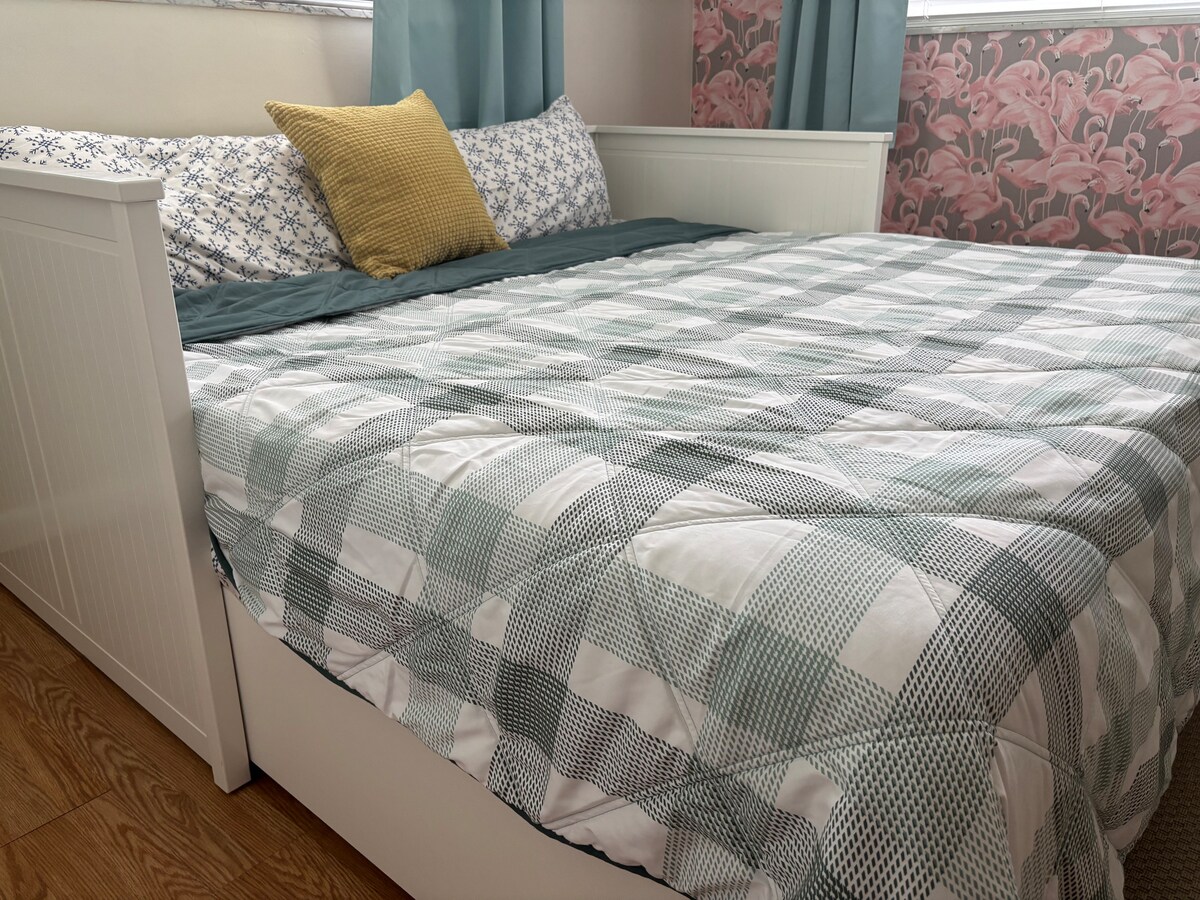 Ова е креветот додека е отворен.  