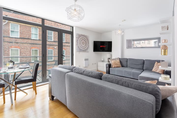 Modern Large Apartment | Sleeps 8 | Secure Parking - Liverpool