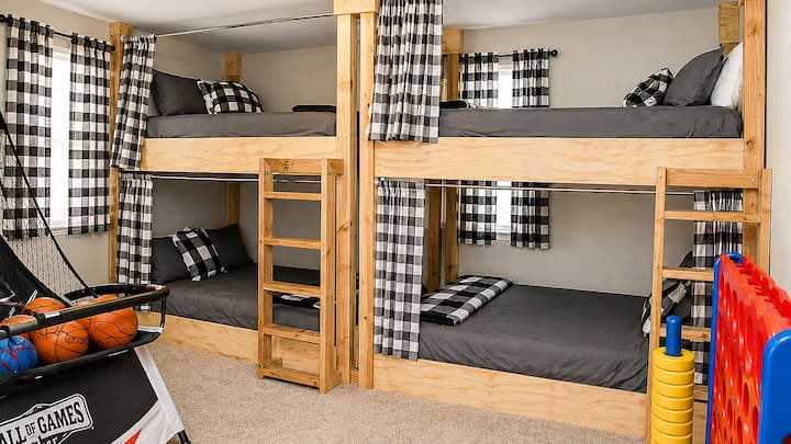 Kid-friendly bunk room for four with arcade hoops and giant Connect 4.