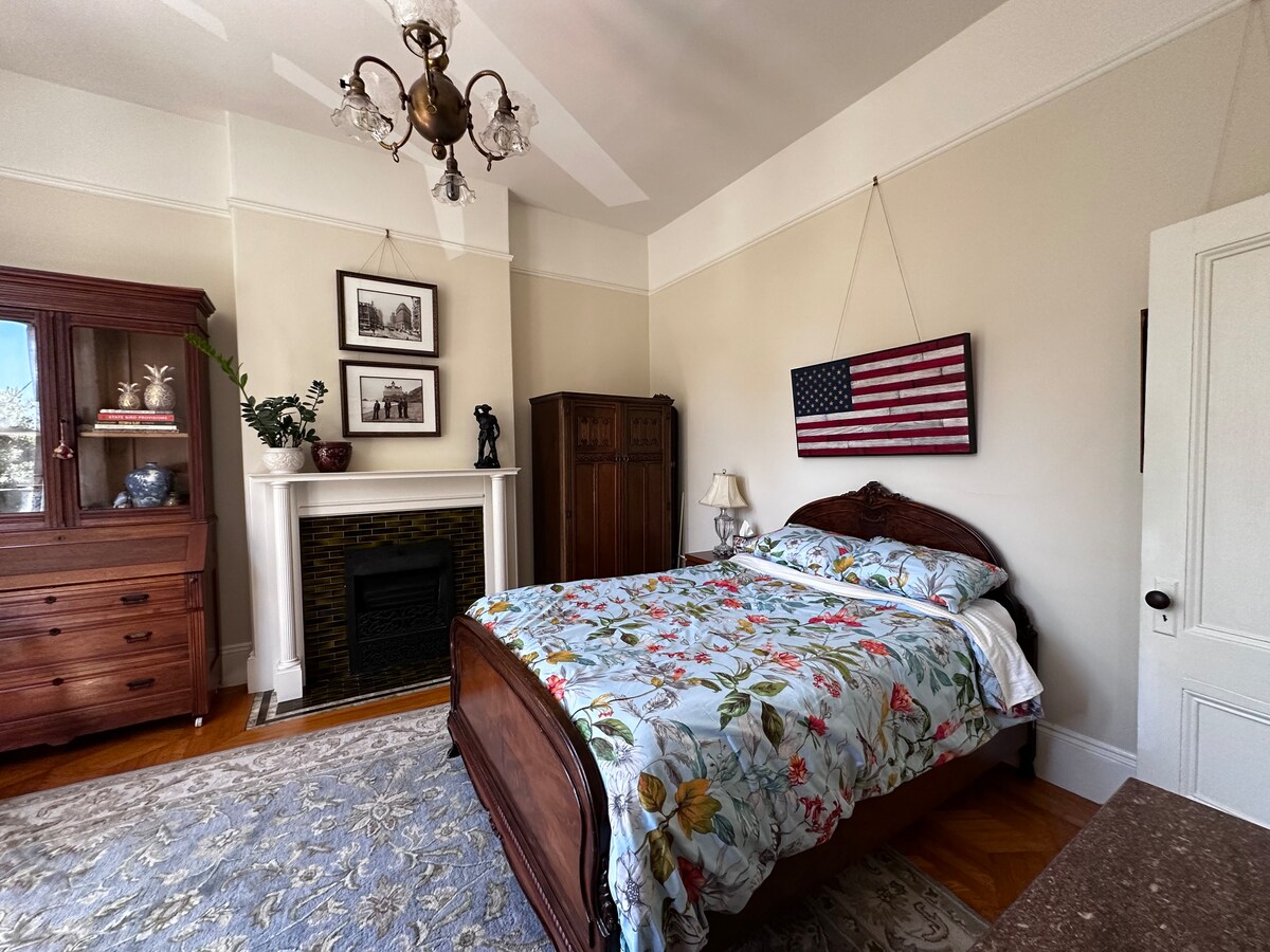 ฉันไม่สามารถถ่ายภาพห้องนี้ได้แต่มันใหญ่มีแสงแดดและสวยงาม มีฟูกนอนหลังใหม่ล่าสุดในปี 2025 ที่ “ให้ความรู้สึกเหมือนกำลังนอนอยู่บนก้อนเมฆ“ ตอนนี้กำลังมองหาปลอกผ้านวมที่น่ารักกว่า:)