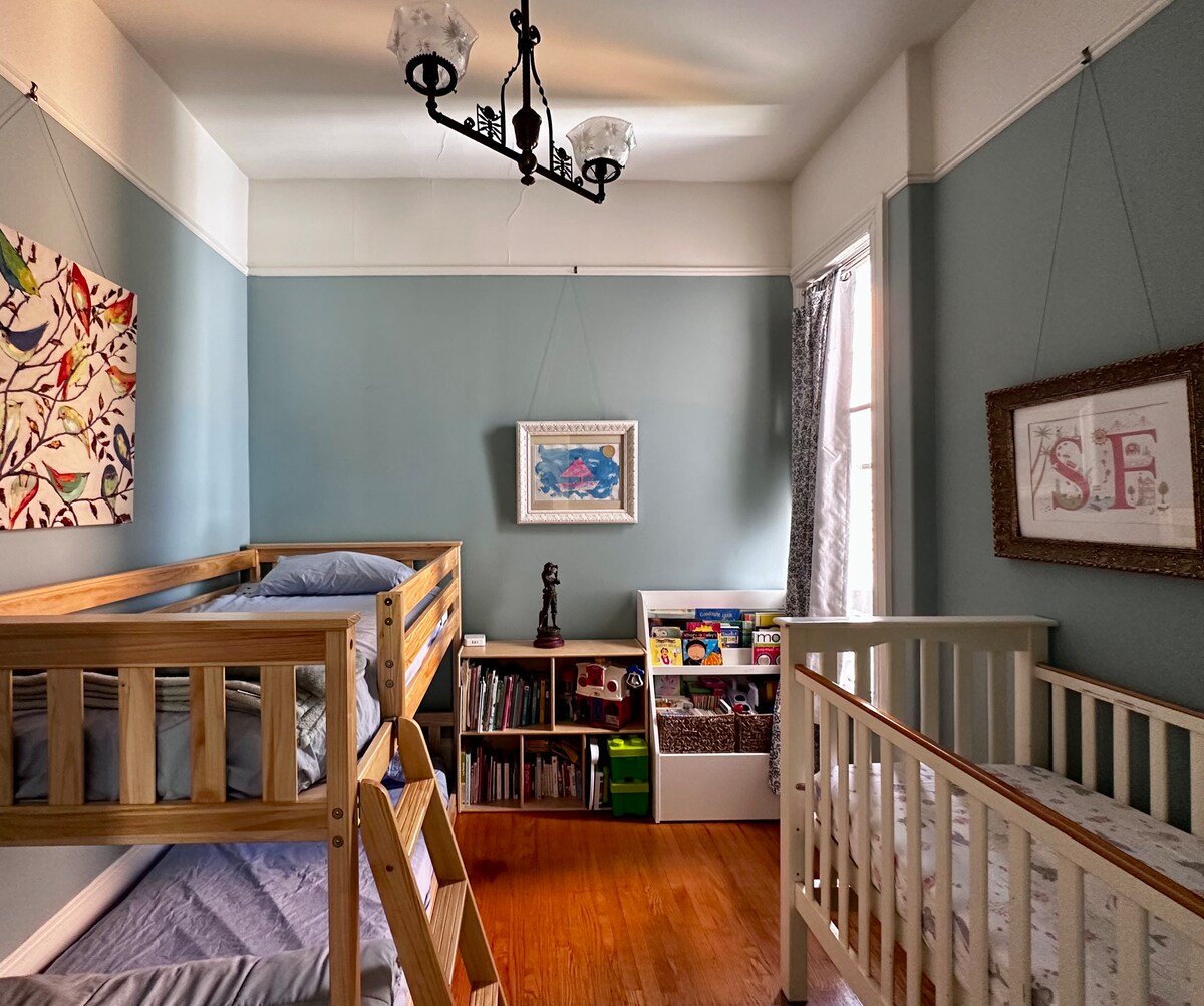 เตียงสองชั้นขนาดทวินไซส์ (เหมาะสำหรับเด็กและวัยรุ่น) และเตียงเด็กอ่อนสำหรับทารก 