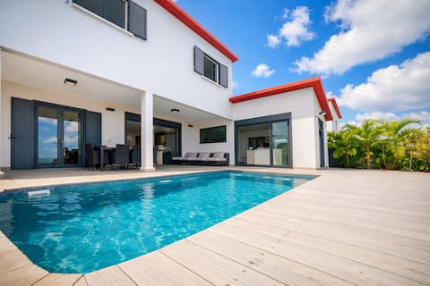 Upscale Villa (Heated Pool + Sea View)