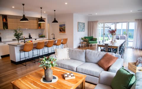 Top Airbnb: Federation charm in town centre in Alpine Shire