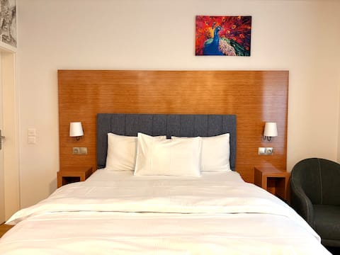 Popular Airbnb listing: Double bed room in Rotes Quartier