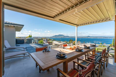 Omaio - Lake views, Indoor pool, Cinema room