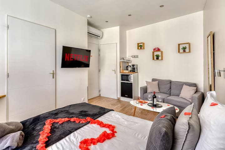 Entire home with 1 bedrooms in Narbonne - Envolée romantique - Centre ville & Grands buffets