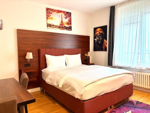 Top Airbnb: Double room apartment 200 meters to the train station in Rotes Quartier