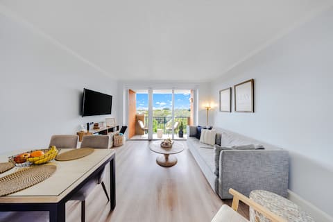 Top performing Airbnb: Bay Views, Pool & Gym Access in Coconut Grove in Grove Center