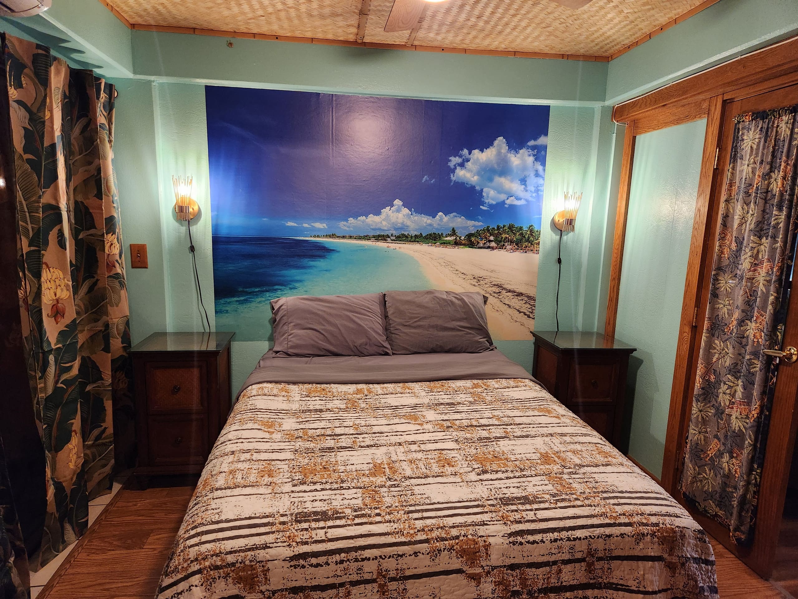 Condo in Honolulu · ★4.43 · 1 bedroom · 3 beds · 1 shared bath - Image 3