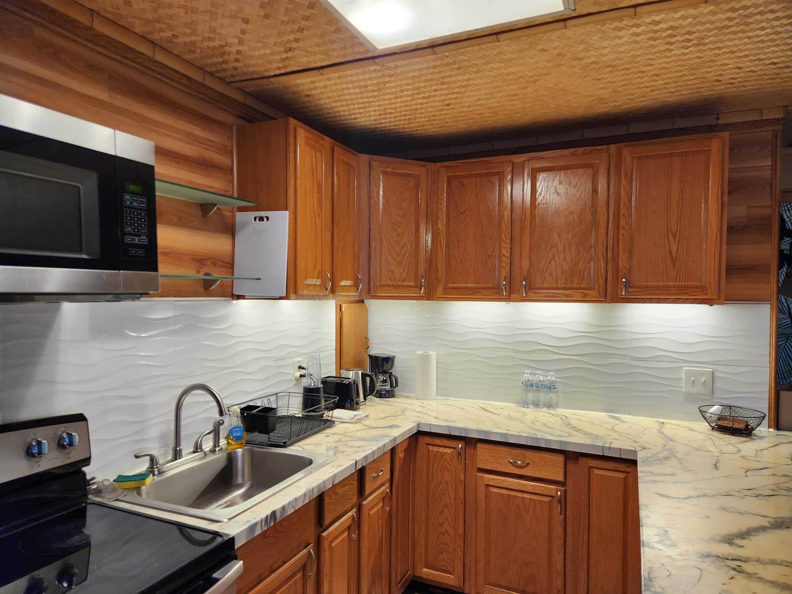 Condo in Honolulu · ★4.43 · 1 bedroom · 3 beds · 1 shared bath - Image 1