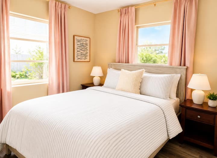 Suncoast Bungalow | 1 Mi To Beach + Downtown - Venice, FL
