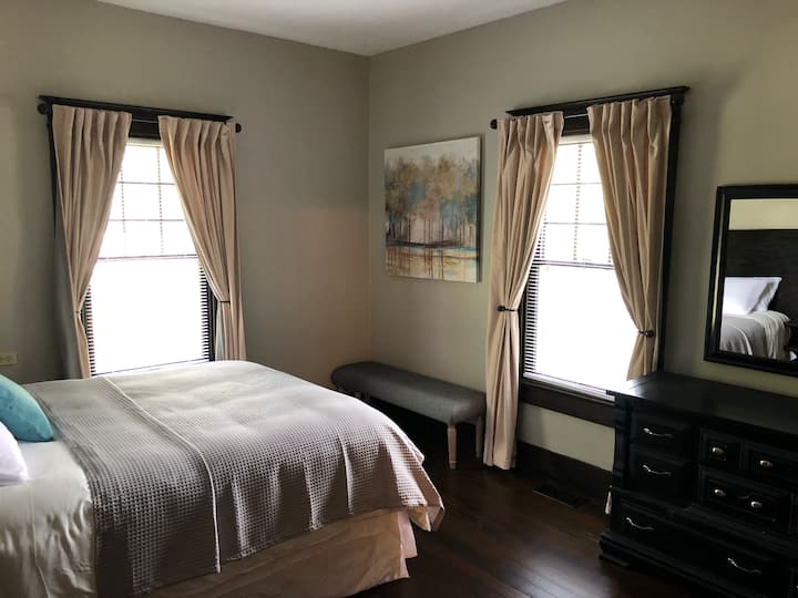 Спалня на основния етаж. Двойно легло с качествено спално бельо.