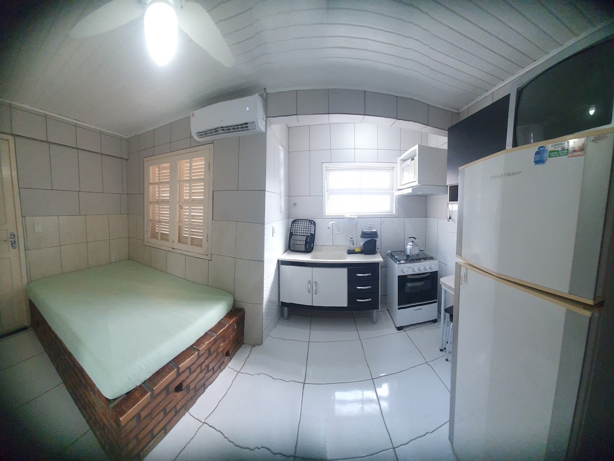 Lit double, climatisation de 12 000 Btu, ventilateur de plafond et cuisine américaine. 