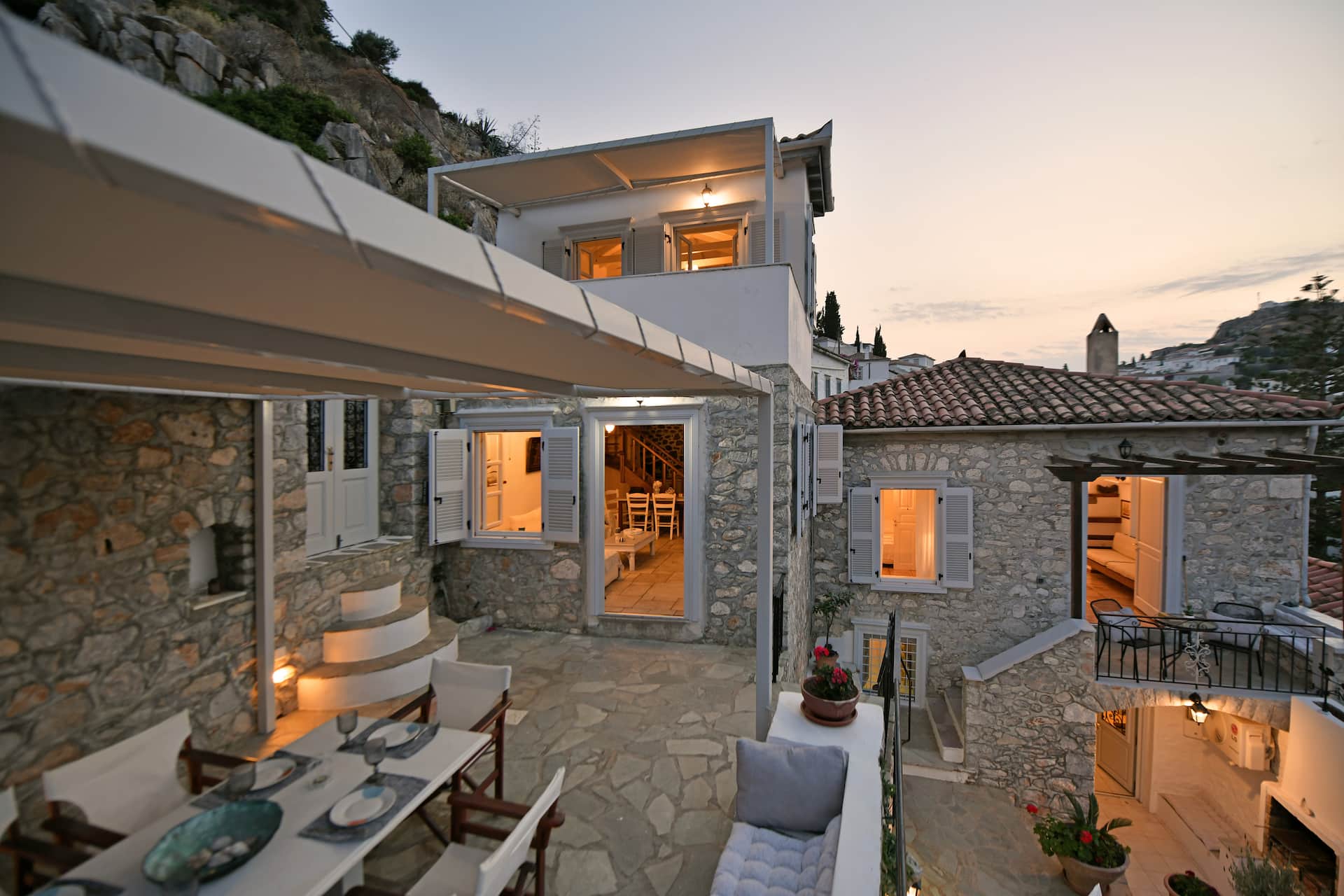 The Maisonette - View Historic Hydra in Comfort!