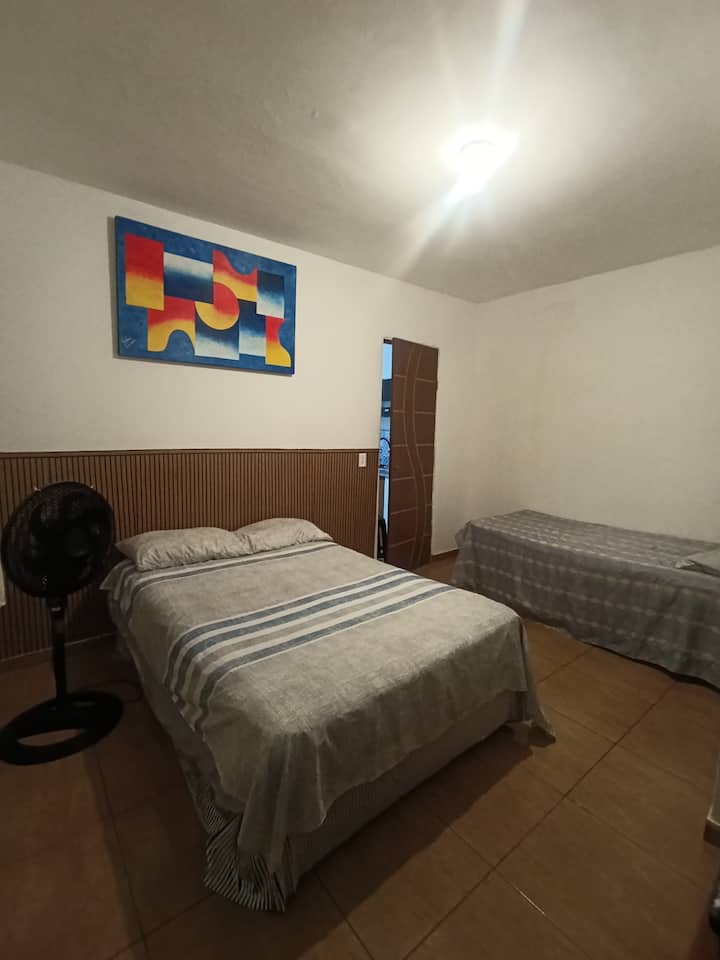 בחדר השינה יש מיטה זוגית ומיטת יחיד.