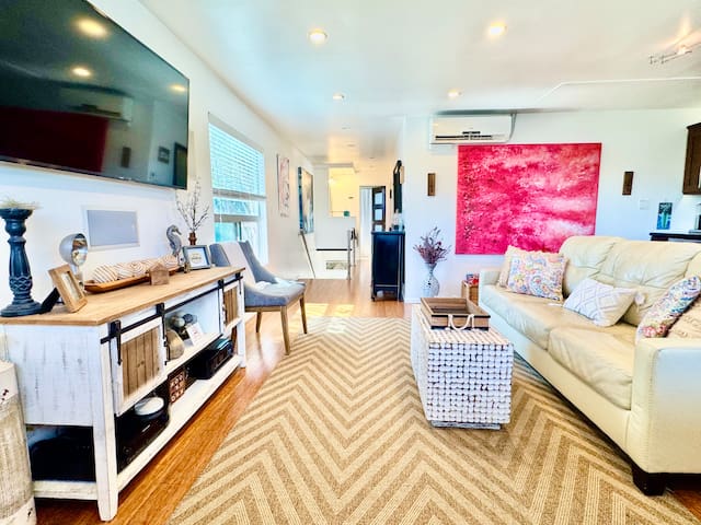 Sun & Sea: Walk to Beach / Bikes / Small BBQ Patio