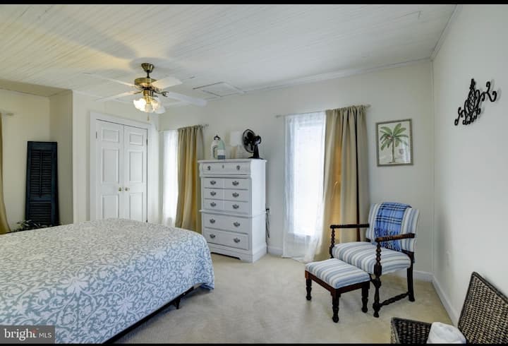Bright and sunny large upstairs bedroom great space to get away and read a book or sleep in!