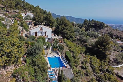 Spectacular large-capacity villa AX-27F
