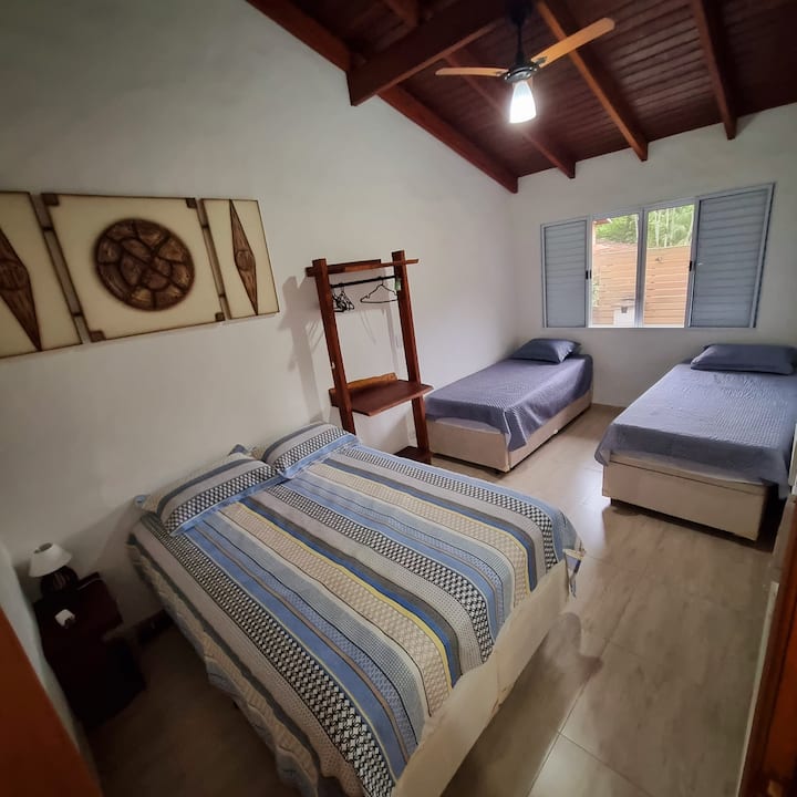 Soba 1 s bračnim krevetom i dva kreveta za jednu osobu.