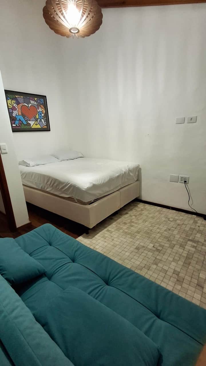 Spavaća soba s bračnim krevetom, kauč na razvlačenje i kućni ured.